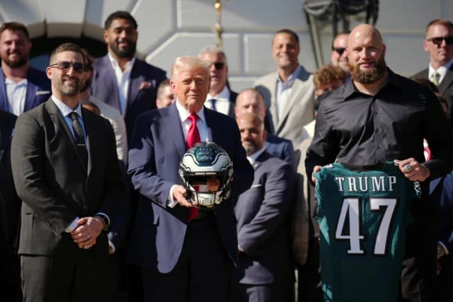 Trump recibe a los Philadelphia Eagles, campeones del Super Bowl, en la Casa Blanca