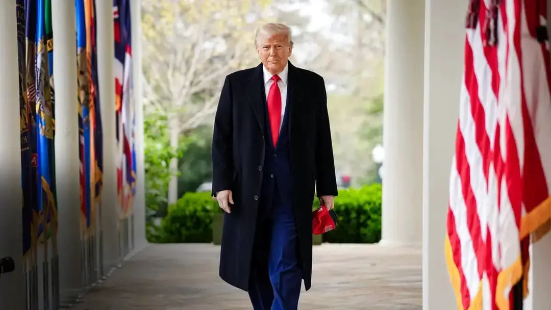 El presidente Donald Trump llega para hablar durante un evento de anuncio comercial en el Jardín de las Rosas de la Casa Blanca el 2 de abril de 2025. (Andrew Harnik/Getty Images)