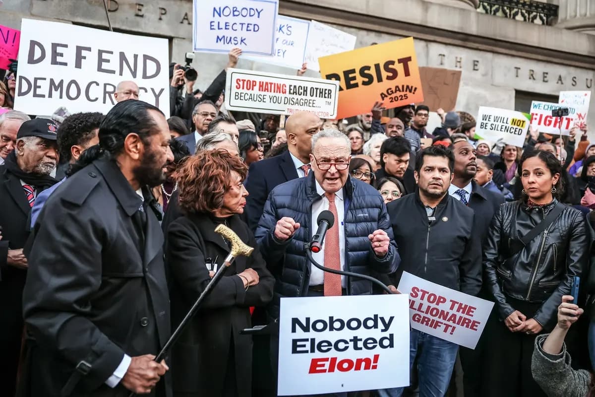 El líder de la mayoría en el Senado, Chuck Schumer (D-N.Y.), junto a la representante Maxine Waters (D-Calif.) (2.ª por la izquierda), habla durante una manifestación contra Elon Musk y el Departamento de Eficiencia Gubernamental, en el Departamento del Tesoro de Estados Unidos, en Washington, en febrero de 2025. (Jemal Countess/Getty Images para MoveOn)