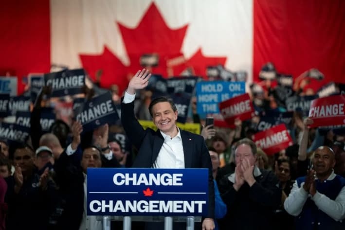 El líder conservador Pierre Poilievre saluda a la multitud tras pronunciar un discurso durante un mitin electoral en Oakville, Ontario, el 27 de abril de 2025. (Peter Power/AFP a través de Getty Images)