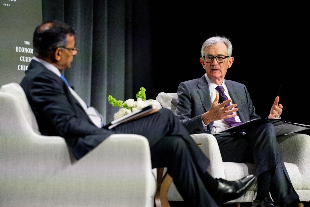 El presidente de la Reserva Federal, Jerome Powell, habla con Raghuram Rajan, profesor de finanzas de la Booth School de la Universidad de Chicago, durante un evento del Club Económico de Chicago celebrado en Chicago el 16 de abril de 2025. (Vincent Alban/Getty Images)