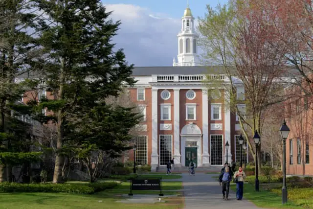 Personas caminan por el campus de la Escuela de Negocios de la Universidad de Harvard en Cambridge, Massachusetts, el 15 de abril de 2025. (Faith Ninivaggi/Reuters).