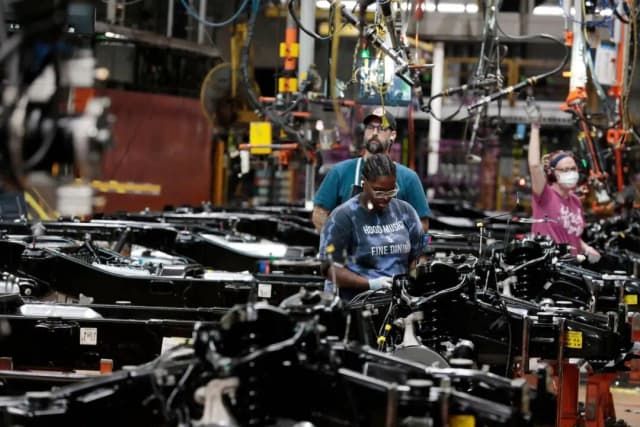 La Casa Blanca anuncia alivio arancelario para empresas automovilísticas que producen en EE. UU.