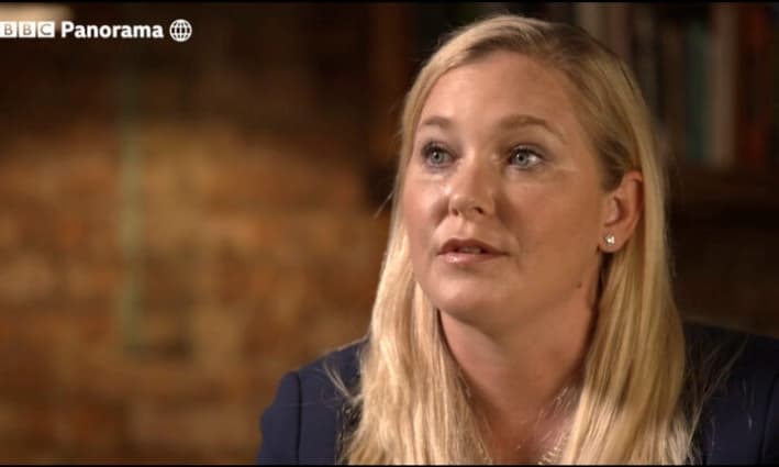 Virginia Roberts Giuffre hace un gesto durante una entrevista en el programa BBC Panorama, emitido el 2 de diciembre de 2019. (BBC Panorama vía AP)