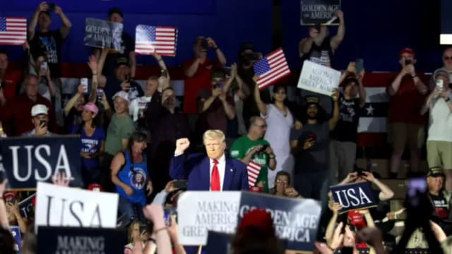 Trump celebra sus 100 días en el cargo con los trabajadores del sector automovilístico de Míchigan