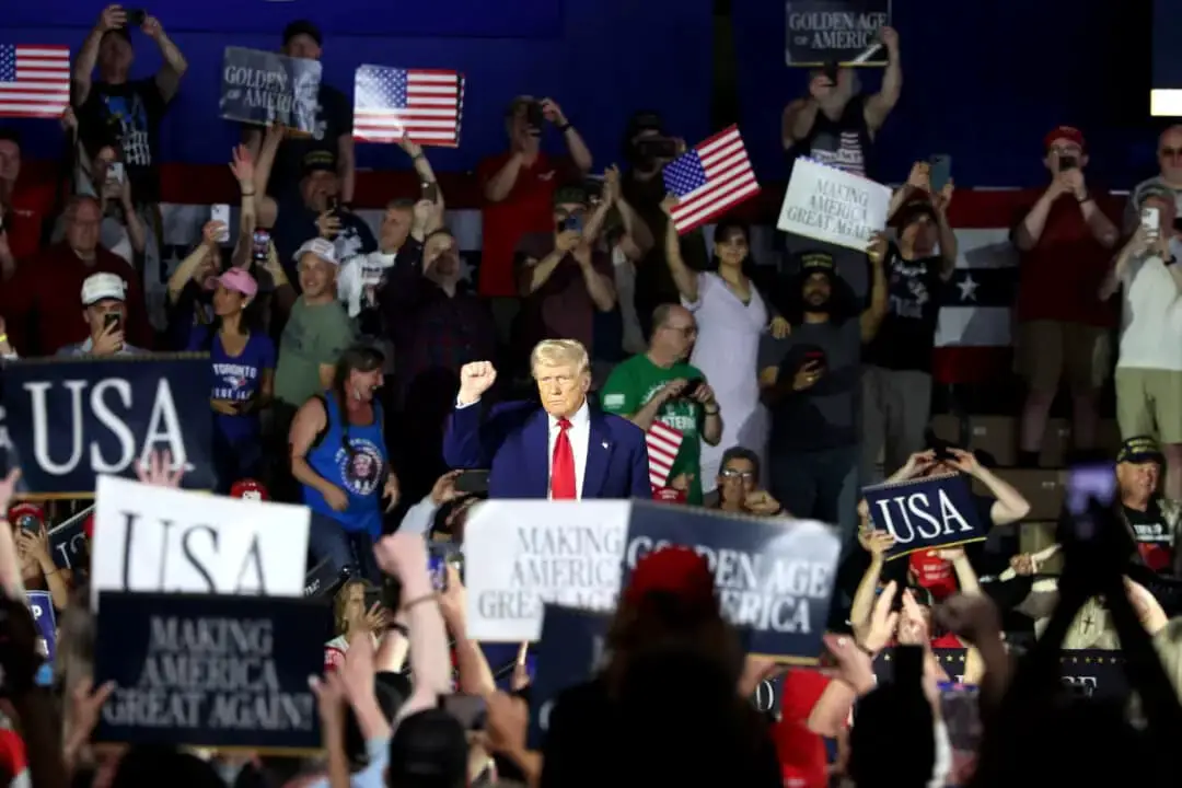 El presidente Donald Trump habla durante un mitin en el Macomb Community College de Warren, Míchigan, el 29 de abril de 2025. (Scott Olson/Getty Images)
