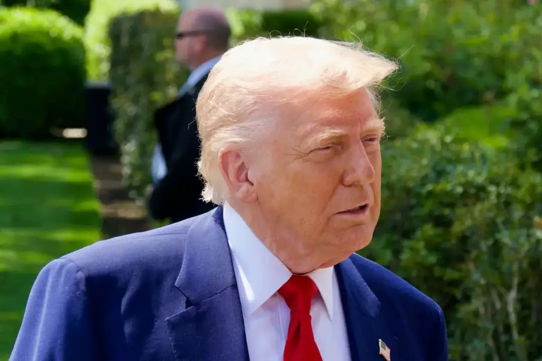El presidente Donald Trump habla con los periodistas en el jardín sur de la Casa Blanca en Washington el 29 de abril de 2025. (Travis Gillmore/The Epoch Times)
