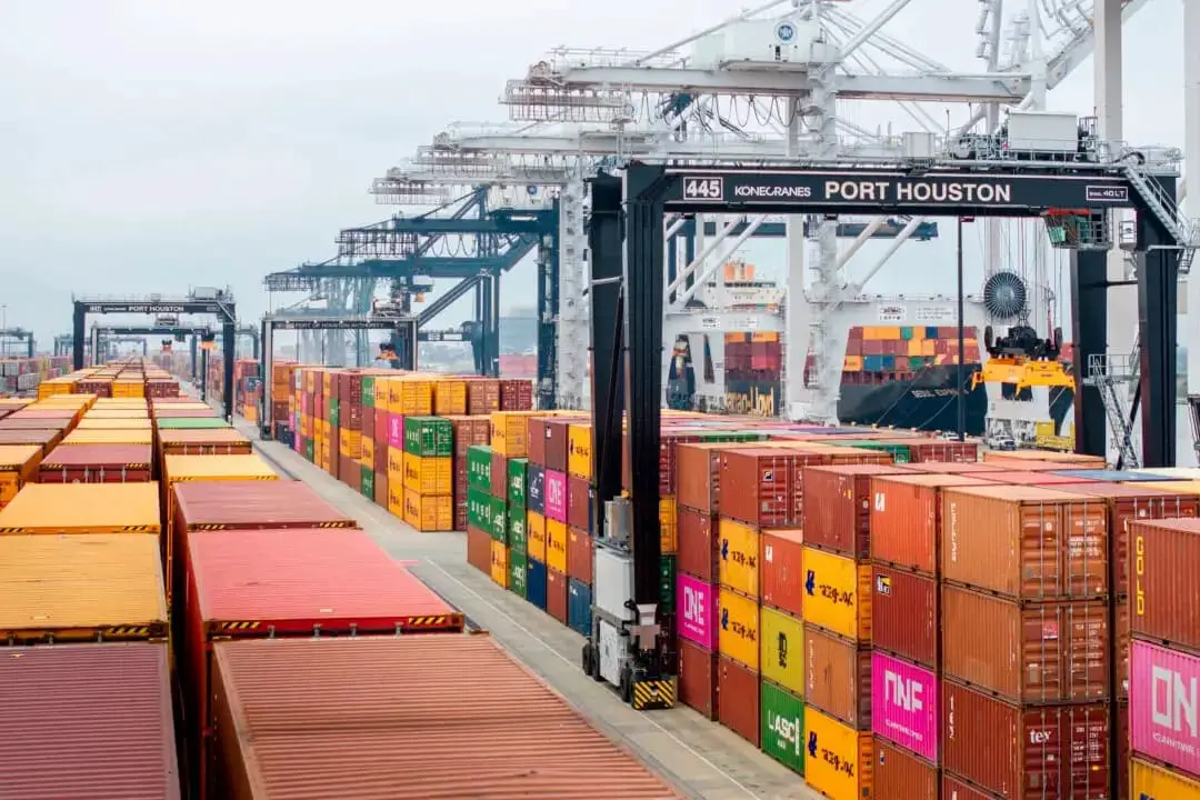 Contenedores de transporte se organizan en la Autoridad Portuaria de Houston, en Houston, el 10 de febrero de 2025. (Brandon Bell/Getty Images)
