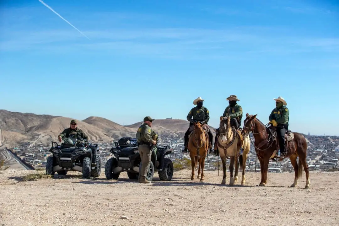 Agentes de la Patrulla Fronteriza esperan la llegada del secretario de Defensa, Pete Hegseth, para una visita a la frontera entre Estados Unidos y México en Sunland Park, Nuevo México, el 3 de febrero de 2025. (Foto AP/Andres Leighton, archivo).