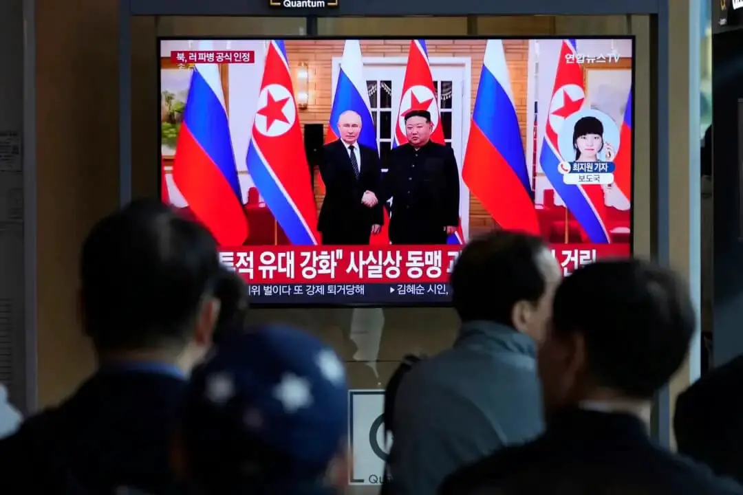 Una pantalla de televisión muestra una imagen de archivo del líder norcoreano Kim Jong Un (derecha) y el presidente ruso Vladimir Putin (izquierda) en Pyongyang, durante un programa de noticias en la estación de tren de Seúl, Corea del Sur, el 28 de abril de 2025. (Ahn Young-joon/AP)
