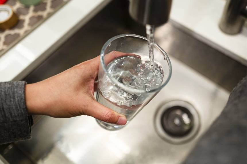 Un vaso de agua del grifo en Washington el 25 de noviembre de 2024. (Madalina Vasiliu/The Epoch Times).