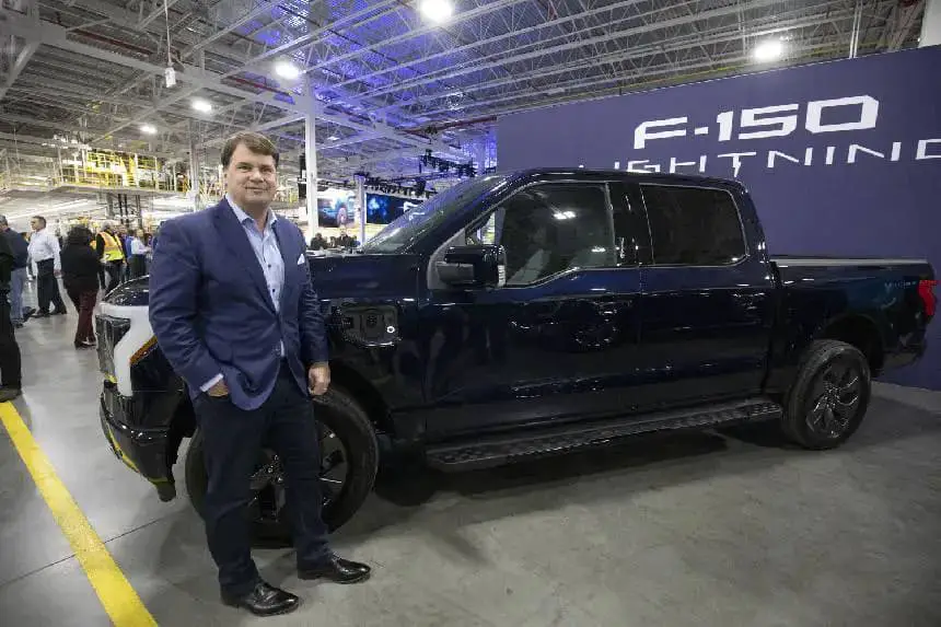 El director ejecutivo de Ford, Jim Farley, posa para una foto en la presentación de la nueva camioneta eléctrica Ford F-150 Lightning en el Ford Rouge Electric Vehicle Center de Dearborn, Míchigan, el 26 de abril de 2022. (Bill Pugliano/Getty Images).