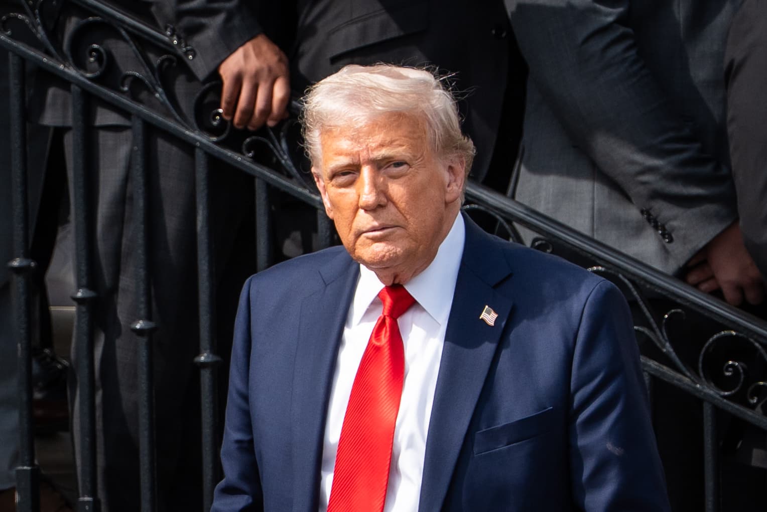 El presidente Donald Trump se marcha tras pronunciar un discurso durante la ceremonia en honor a los campeones nacionales de fútbol americano universitario de 2025, los Ohio State Buckeyes, en la que se celebra la temporada ganadora del equipo en el Jardín Sur de la Casa Blanca, en Washington, el 14 de abril de 2025. (Madalina Vasiliu/The Epoch Times)