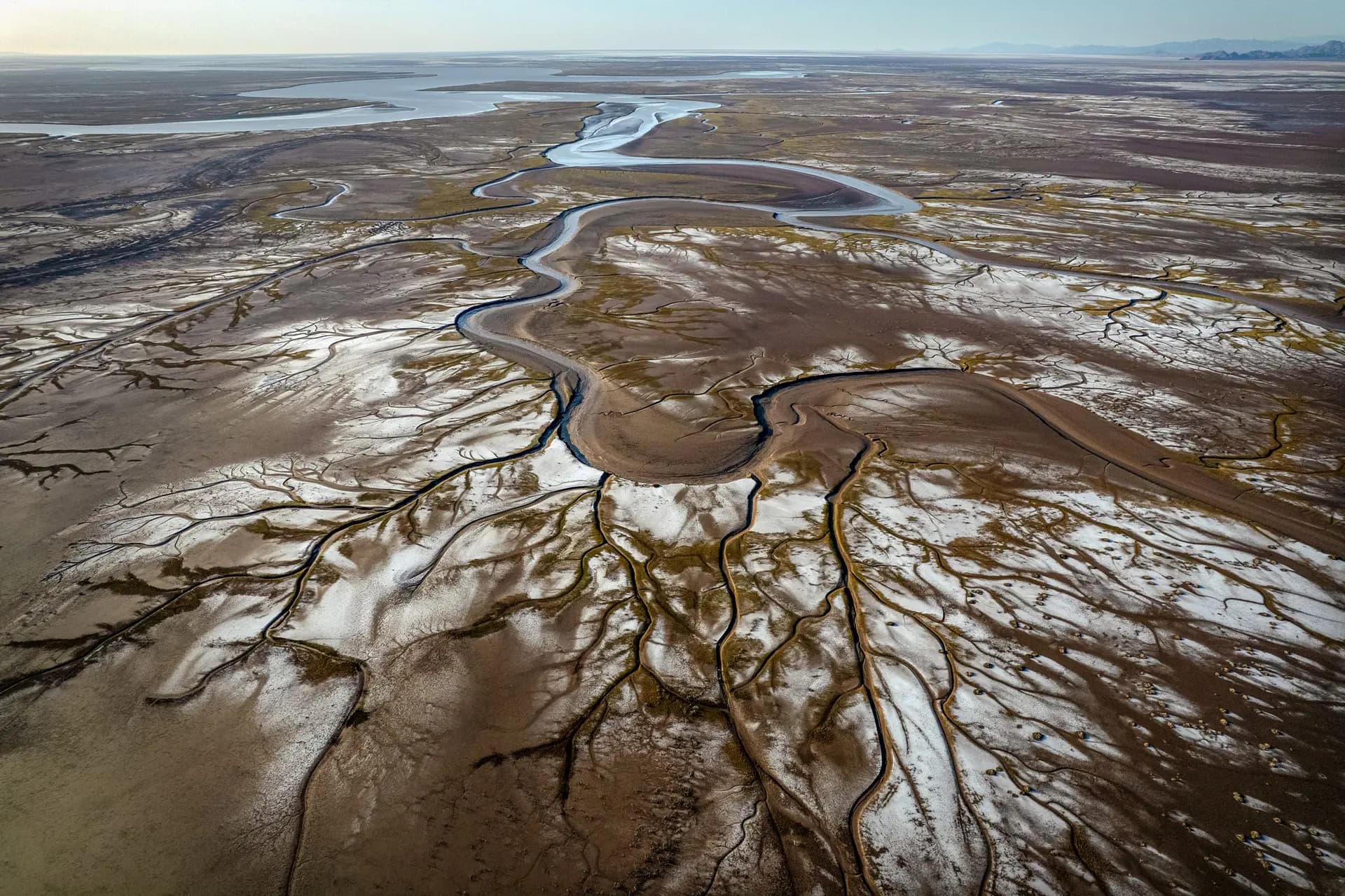Vista aérea del delta del río Colorado en su confluencia con el mar de Cortés, en el valle de Mexicali, México, el 4 de abril de 2025. Desde el año 2000, el río Colorado sufre una prolongada sequía que ha puesto en grave peligro el suministro de agua en la región. (Guillermo Arias/AFP vía Getty Images).