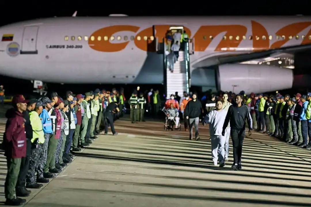 Inmigrantes ilegales venezolanos deportados de Estados Unidos desembarcan de un avión de Conviasa Airlines a su llegada al Aeropuerto Internacional Simón Bolívar, en Maiquetía, Venezuela, el 24 de marzo de 2025. (Juan Barreto/AFP vía Getty Images)
