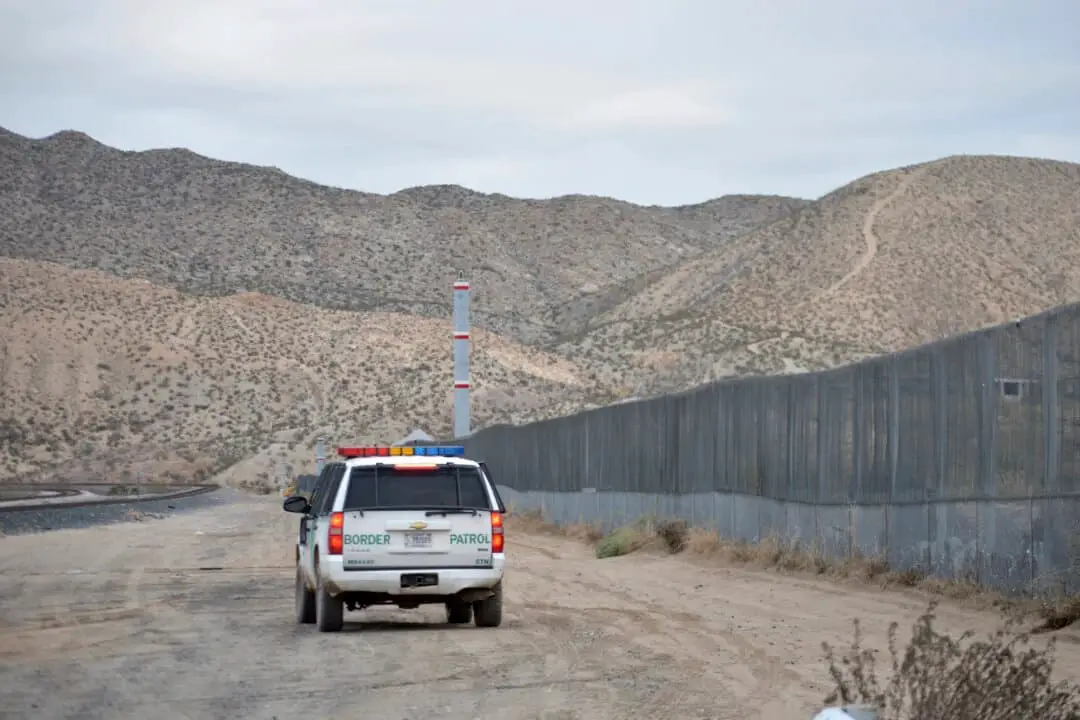 Un agente de la Patrulla Fronteriza de Estados Unidos patrulla Sunland Park, en la frontera entre Estados Unidos y México, junto a Ciudad Juárez, Nuevo México, el 4 de enero de 2016. (Russell Contreras/AP Photo)