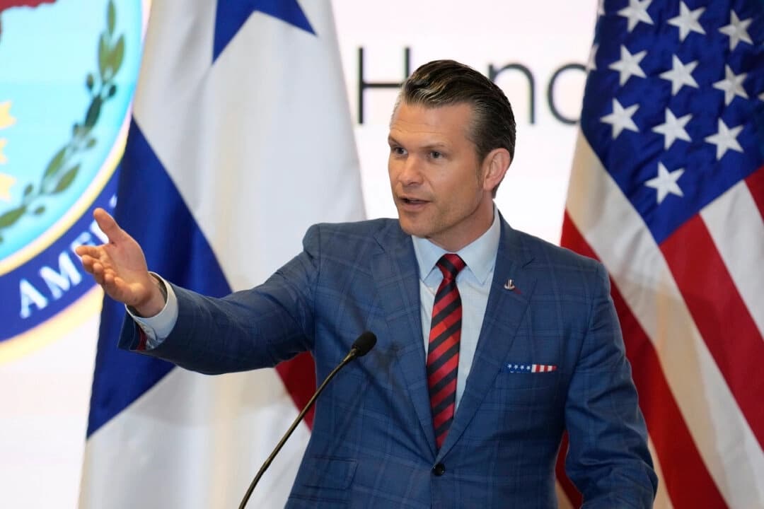 El secretario de Defensa de EE. UU., Pete Hegseth, habla durante la Conferencia de Seguridad Centroamericana en la ciudad de Panamá, el 9 de abril de 2025. (Matias Delacroix/AP Photo)
