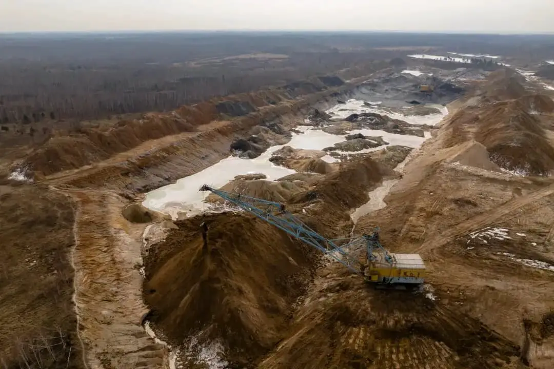 Una vista aérea muestra una excavadora dragalina trabajando en una mina de titanio a cielo abierto en la región de Zhytomyr, Ucrania, el 28 de febrero de 2025. (Roman Pilipey/AFP a través de Getty Images)

