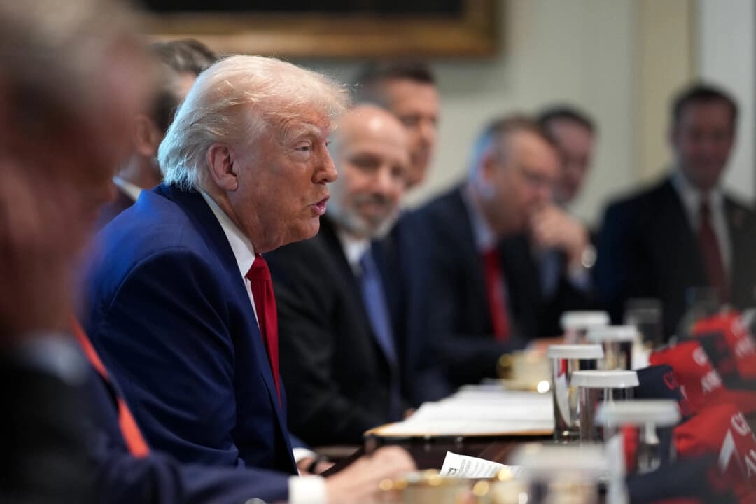 El presidente Donald Trump habla durante una reunión del gabinete en la Casa Blanca el 30 de abril de 2025. (Andrew Harnik/Getty Images)