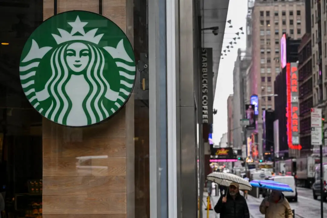 Gente pasa frente a una cafetería Starbucks en la ciudad de Nueva York, el 11 de abril de 2025. (Angela Weiss/AFP vía Getty Images)