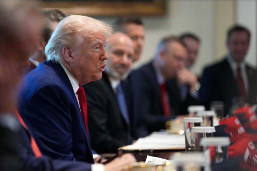El presidente de EE. UU. Donald Trump habla durante una reunión del Gabinete en la Casa Blanca el 30 de abril de 2025. (Andrew Harnik/Getty Images)