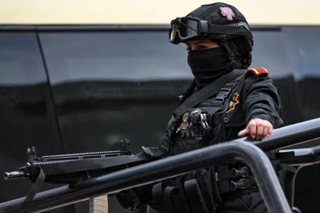 Una oficial de policía monta guardia en Monterrey, México, el 9 de abril de 2024. (Yuri Cortez/AFP vía Getty Images)