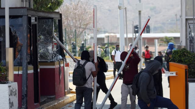 Estudiantes destrozan peaje en autopista al sur de México tras asesinato de activista