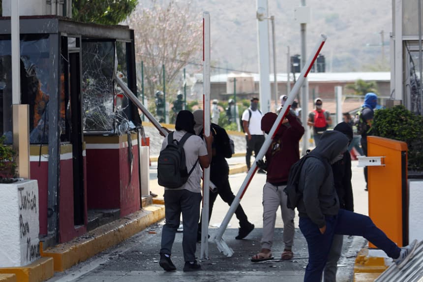 Varias personas rompen las ventanas de una caseta de cobros durante una protesta el 30 de abril de 2025, en la Autopista del Sol de Chilpancingo (México). EFE/ José Luis De La Cruz