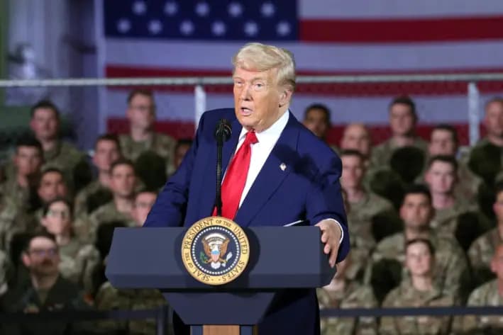 El presidente Donald Trump habla durante una visita a las tropas de la Guardia Nacional Aérea de Michigan en la Base de la Guardia Nacional Aérea Selfridge, Michigan, el 29 de abril de 2025. (Scott Olson/Getty Images)