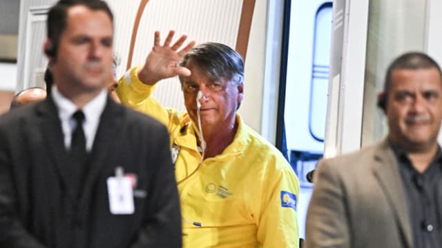 Bolsonaro sale de la UCI casi tres semanas después de haber sido operado del intestino