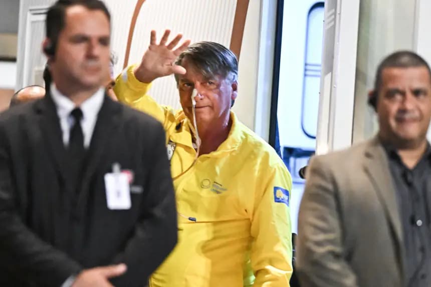 Foto de archivo del expresidente de Brasil Jair Bolsonaro al llegar al Hospital DF Star en Brasilia (Brasil) donde permanece internado. EFE/ Andre Borges