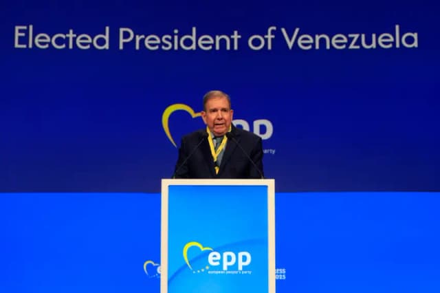 El líder opositor venezolano Edmundo González da un discurso en el marco de la segunda jornada del congreso del Partido Popular Europeo en Valencia, el 30 de abril de 2025. EFE/ Kai Försteling