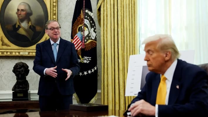 El asesor económico de la Casa Blanca, Kevin Hassett, habla junto al presidente Donald Trump en el Despacho Oval de Washington, el 7 de marzo de 2025. (Leah Millis/Foto de archivo/Reuters)