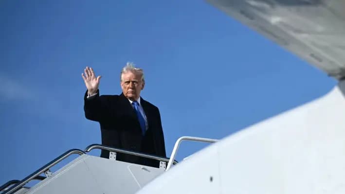 El presidente Donald Trump saluda al subir al Air Force One en la Base Conjunta Andrews, Maryland, el 21 de marzo de 2025. (BRENDAN SMIALOWSKI/AFP vía Getty Images)
