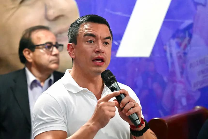 El presidente y candidato presidencial de Ecuador, Daniel Noboa, habla durante una reunión con su militancia en la sede del movimiento Acción Democrática Nacional (ADN) en Guayaquil, Ecuador, el 26 de marzo de 2025. (Marcos Pin/AFP vía Getty Images)
