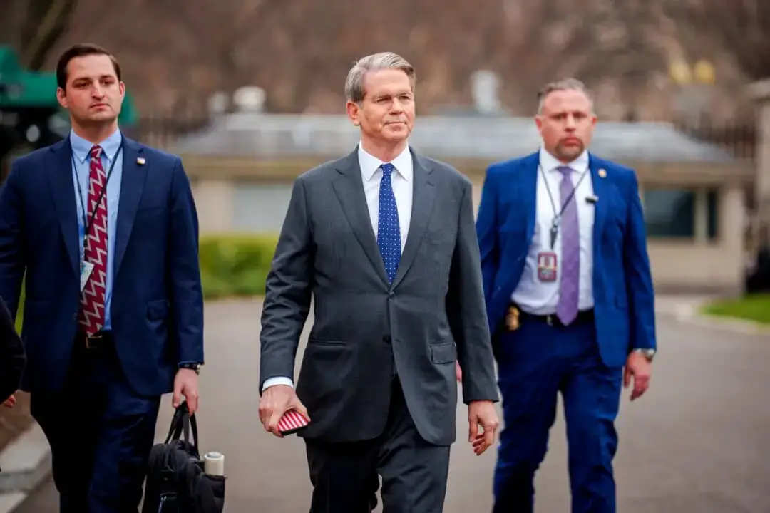 El secretario del Tesoro Scott Bessent (C) sale del ala oeste de la Casa Blanca el 14 de marzo de 2025. (Andrew Harnik/Getty Images)
