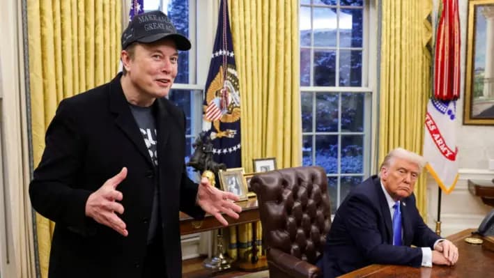 Elon Musk (izq.) habla junto al presidente Donald Trump en la Oficina Oval de la Casa Blanca, en Washington, el 11 de febrero de 2025. (Kevin Lamarque/Reuters)