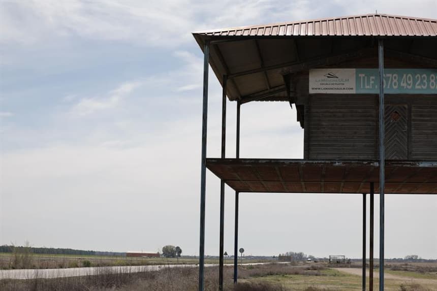 Aeródromo de La Villa de Don Fadrique, en Toledo, de donde despegó el avión en el que viajaba el paracaidista de 52 años que ha muerto el 1 de abril de 2025 al no abrírsele el paracaídas en un salto grupal que ha hecho junto a otros cuatro compañeros, que han aterrizado sin contratiempos. EFE/ Ismael Herrero