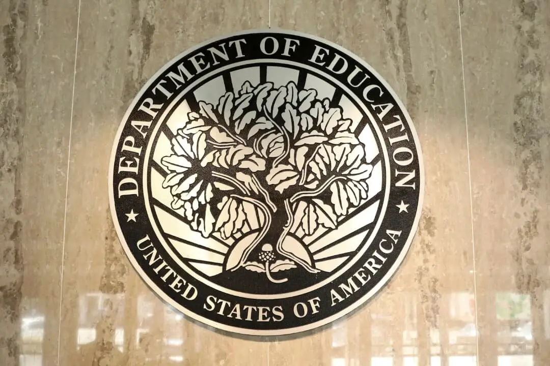 El sello del Departamento de Educación de EE. UU. en Washington el 16 de julio de 2019. (Samira Bouaou/The Epoch Times).