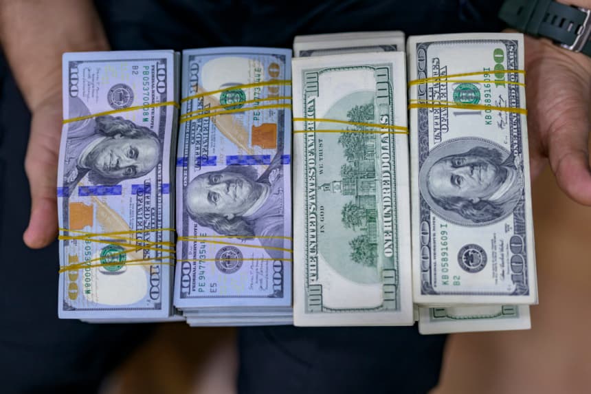 Foto de ilustración: Fajos de dólares. (YASIN AKGUL/AFP via Getty Images)