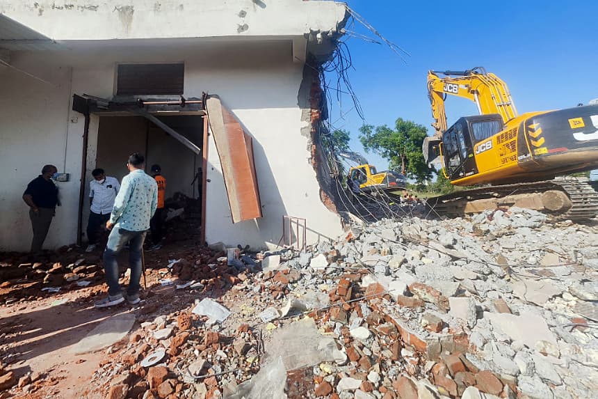 La gente se encuentra en medio de los escombros en el lugar de una explosión en una fábrica de fuegos artificiales en Deesa, en el estado de Gujarat, India, el 1 de abril de 2025. (AFP vía Getty Images)
