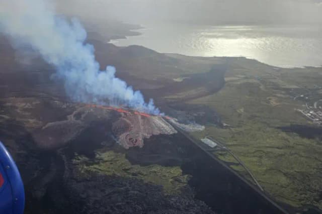 Evacúan población en suroeste de Islandia por nueva erupción volcánica