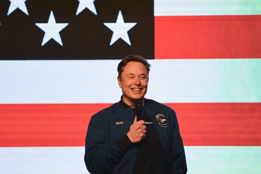 Elon Musk habla durante un ayuntamiento en Green Bay, Wisconsin, el 30 de marzo de 2025. (Robin Legrand/AFP vía Getty Images)