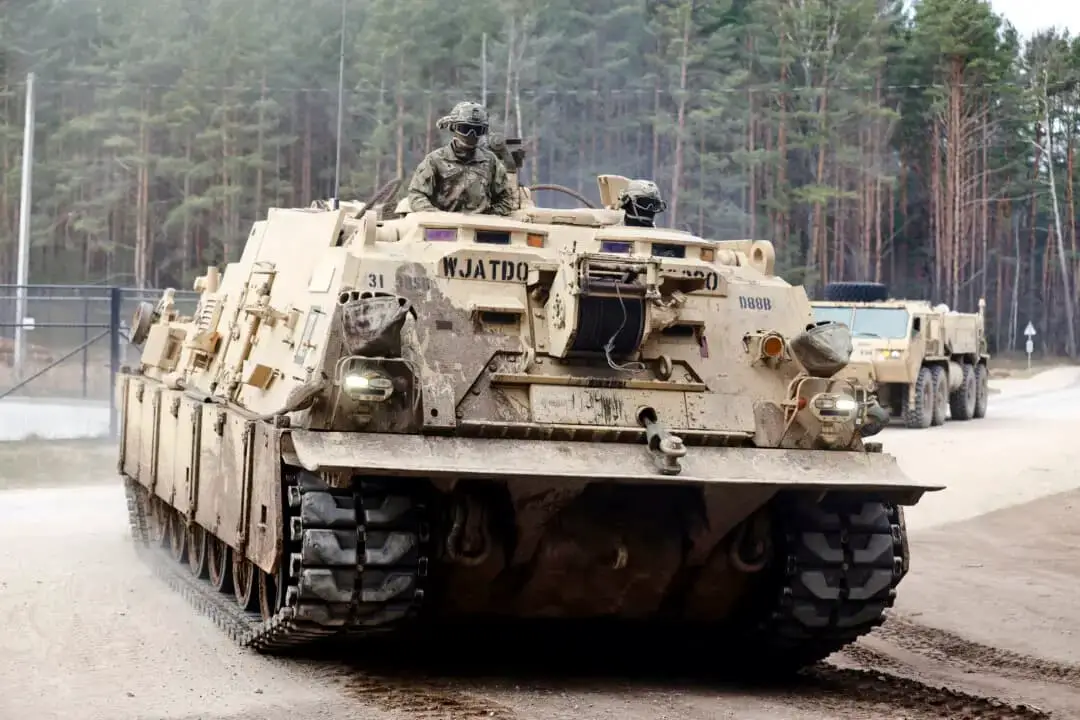 Vehículos militares del Ejército de Estados Unidos, incluidos dos vehículos de recuperación M88, se desplazan para asistir a los esfuerzos de recuperación de un soldado del Ejército de los Estados Unidos desaparecido, ya que otros tres fueron encontrados muertos el lunes, en un campo de entrenamiento en Pabrade, al norte de Vilna, Lituania, el martes 1 de abril de 2025. (Foto AP/Mindaugas Kulbis)
