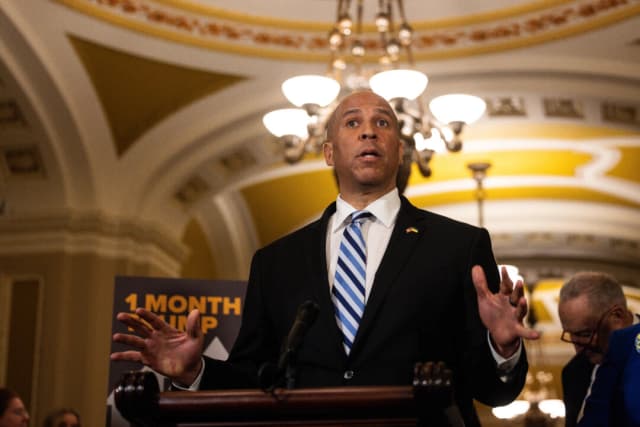 El senador Cory Booker habla durante 22 horas en el Senado para protestar contra la agenda de Trump