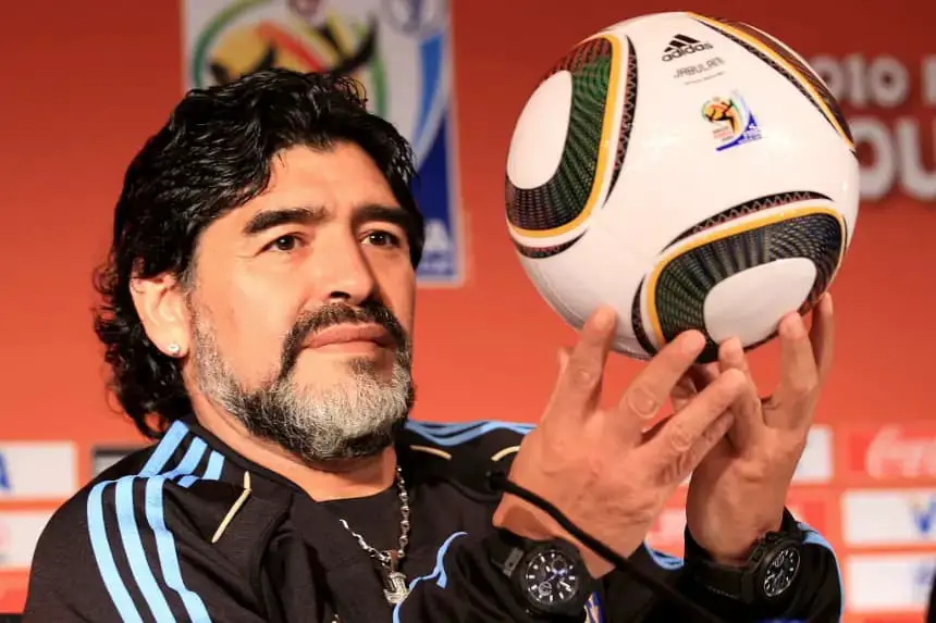 El entrenador de Argentina, Diego Maradona, sostiene un balón de partido durante una conferencia de prensa en el Loftus Oval el 11 de junio de 2010 en Pretoria, Sudáfrica. (Chris McGrath/Getty Images)