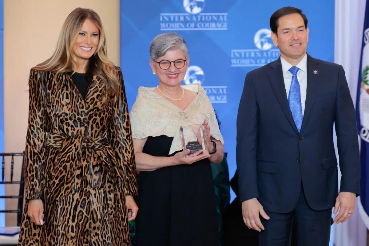 <em>Melania Trump (izq.) y el secretario de Estado Marco Rubio posan con la galardonada con el Premio Internacional a las Mujeres de Coraje, Angelique Songco, de Filipinas, durante una ceremonia en la Sala Ben Franklin de la sede del Departamento de Estado Harry S. Truman en Washington el 1 de abril de 2025. Chip Somodevilla/Getty Images</em>