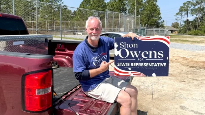 Carlton Henderson sentado frente a un colegio electoral en Navarre, Florida, el 1 de abril de 2025. (T.J. Muscaro/The Epoch Times)