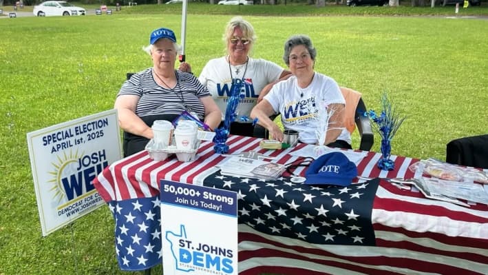 (De izquierda a derecha) Claire Southerland, Barbara Bay y Deborah Pavelle atienden una mesa para el candidato demócrata al Congreso Josh Weil en St. Augustine, Florida, el 1 de abril de 2025. (Samantha Flom/The Epoch Times)