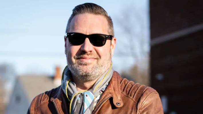 Adam Funk, de 45 años, de Green Bay, Wisconsin, después de votar en las elecciones de la Corte Suprema de Wisconsin en Green Bay, Wisconsin, el 1 de abril de 2025. (Madalina Vasiliu/The Epoch Times)